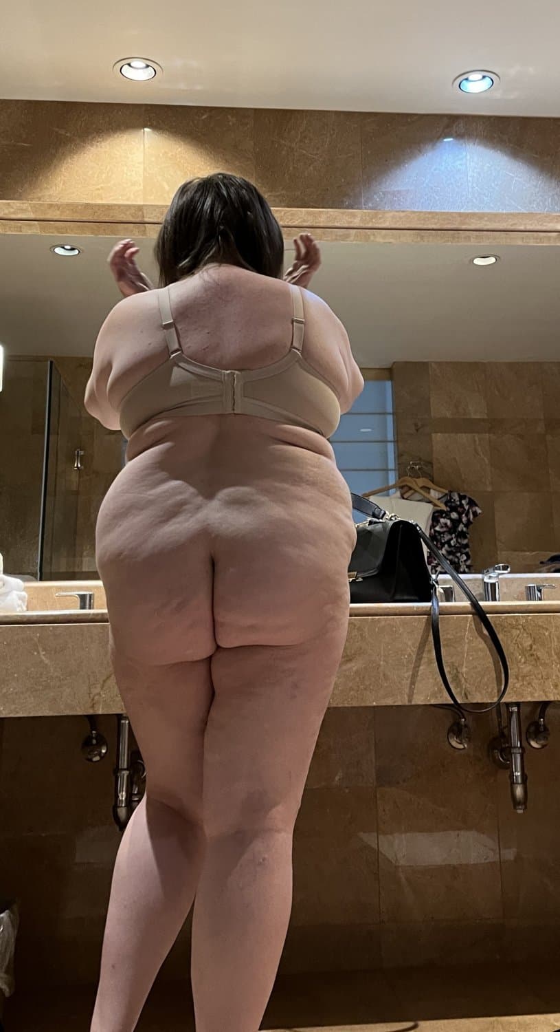Fat BBW wife naked in the hotel room