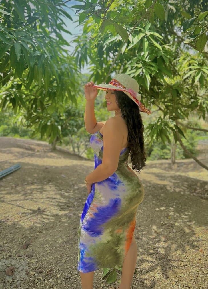 Big ass curly- Culona chorrona