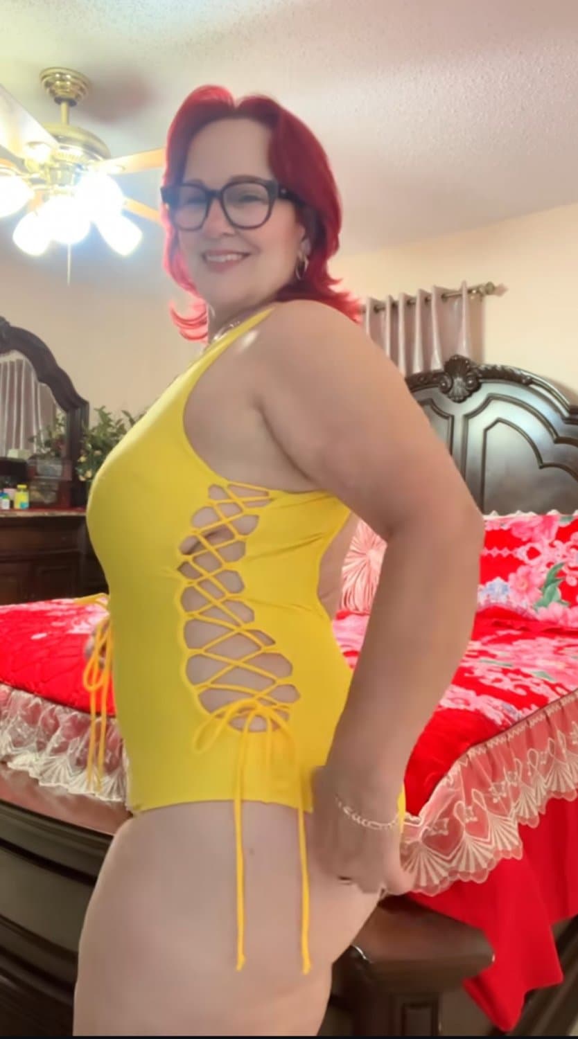 Sexy photos of my hot mom big ass, I stole the photos from her cell phone