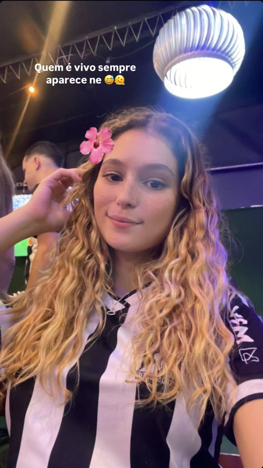 Novinha vazada mostrando a buceta rosa