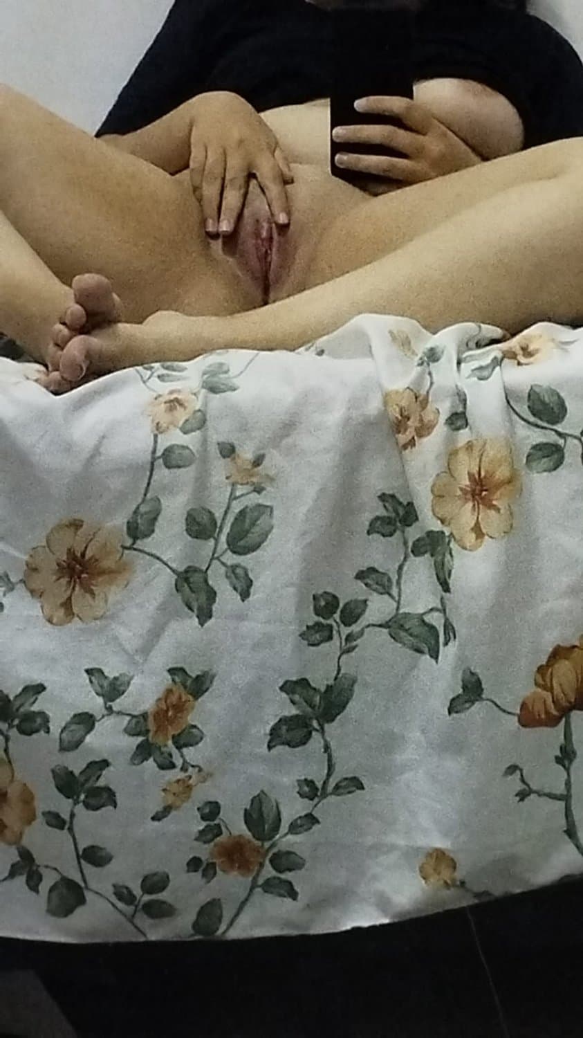 Seguidor vazou fotos e videos de ex namorada puta