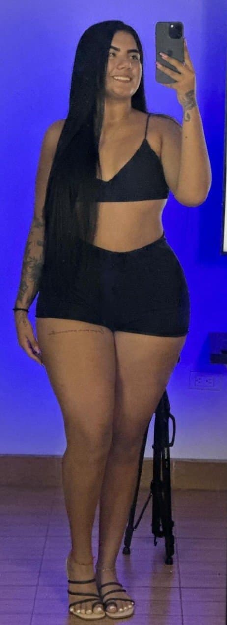 Click to view full size Sua gostosa! Td mundo vai se masturbar olhando sua bunda nesse site, que COXAS grossas e deliciosas