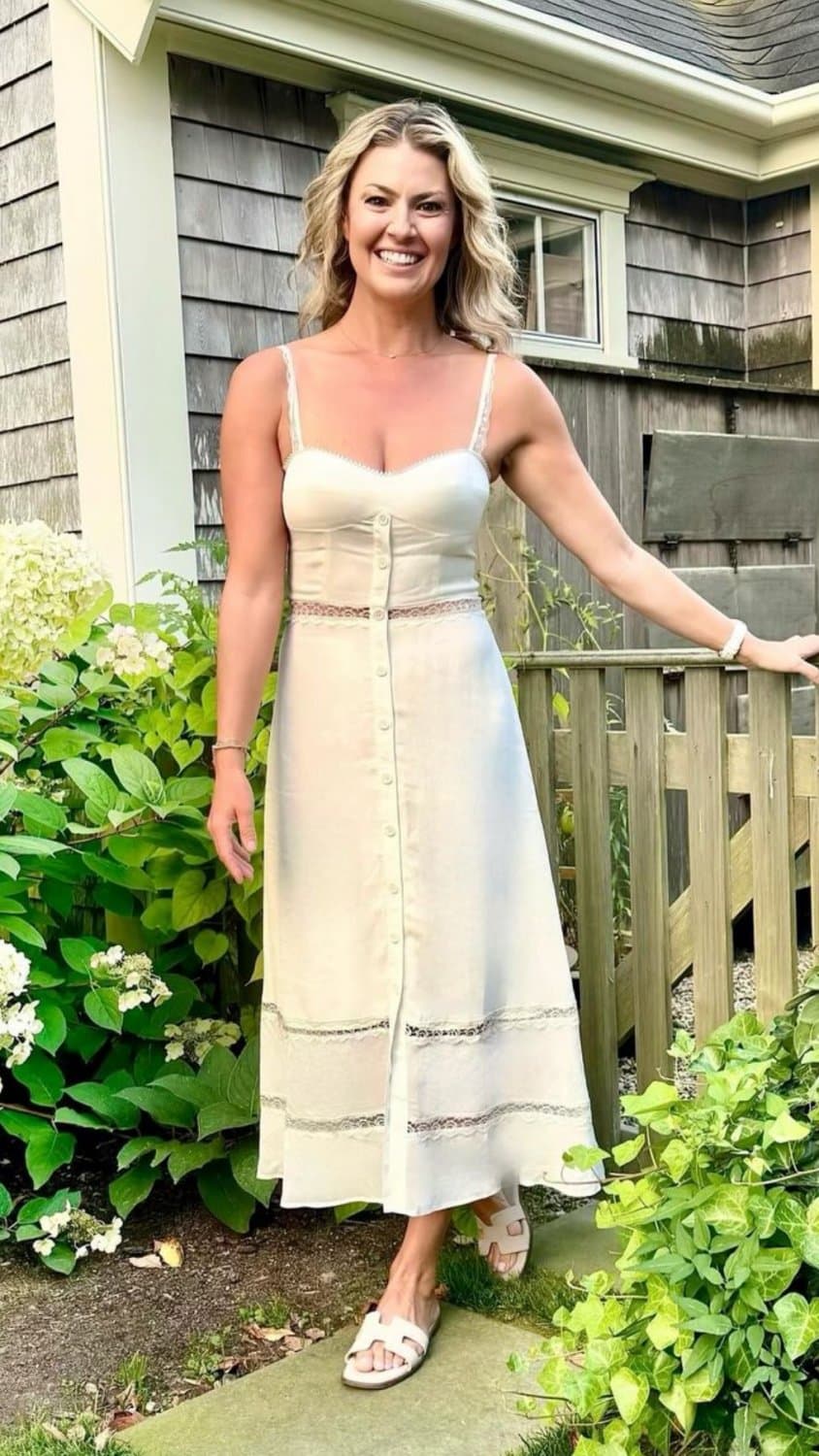 Amanda Balionis has a nice low sitting rack of tits. Even a bra can’t hold them up