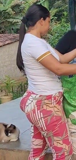 Morena fica de quatro e manda a sogra enfiar a mandioca até o talo no seu cuzinho