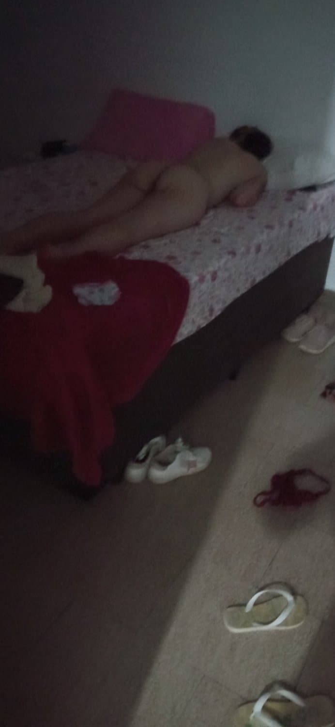 prima dormiu pelada e de porta aberta