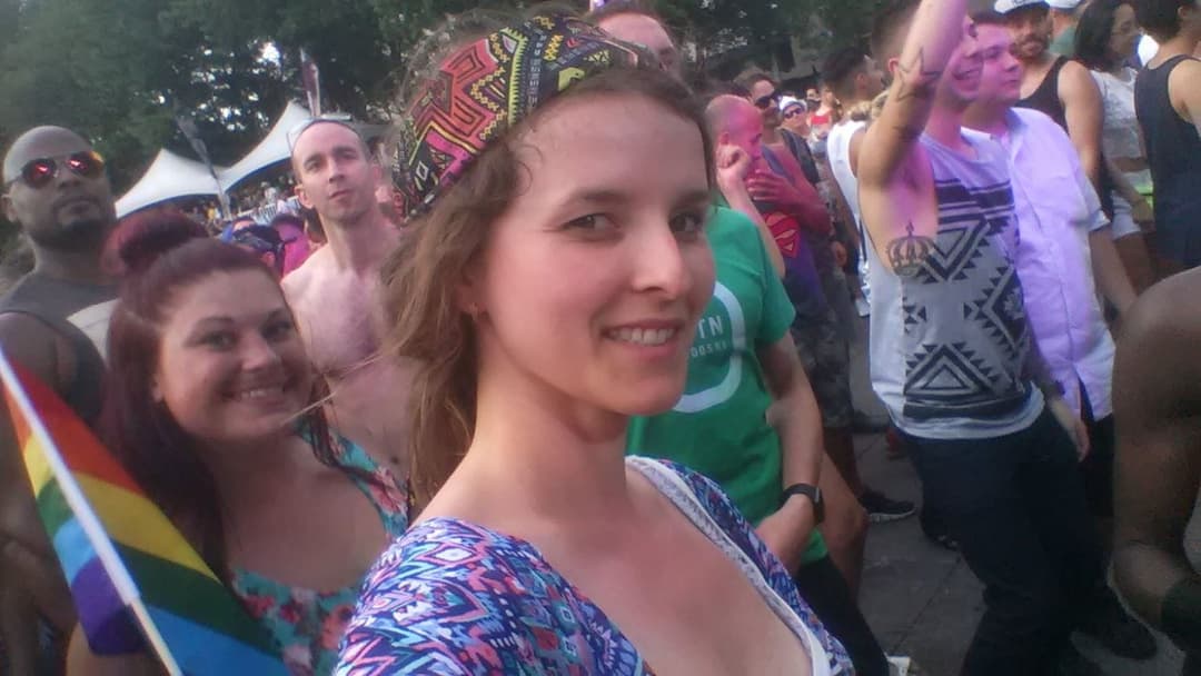 Alexia aime se montrer