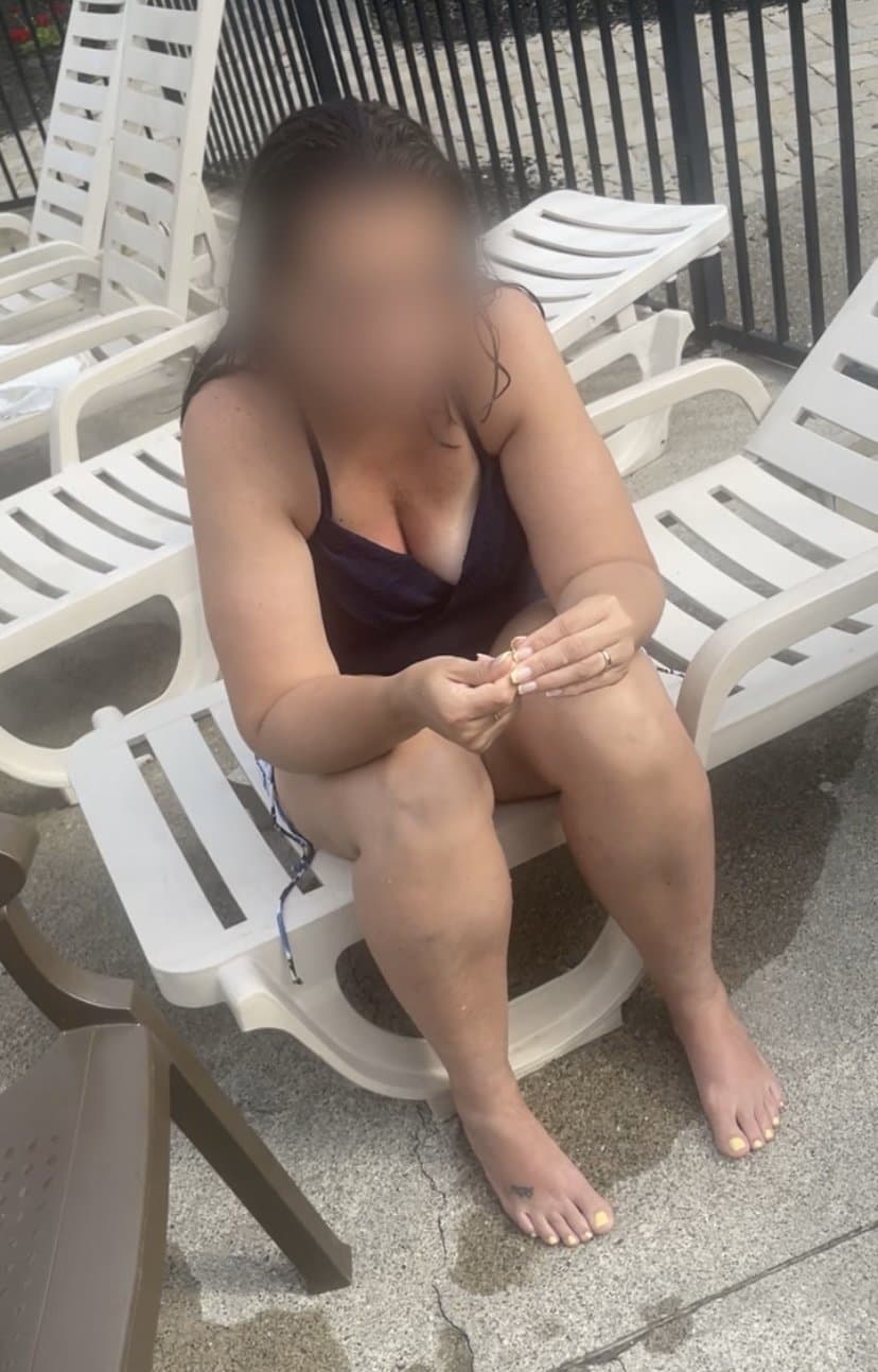 More sexy aunt extras