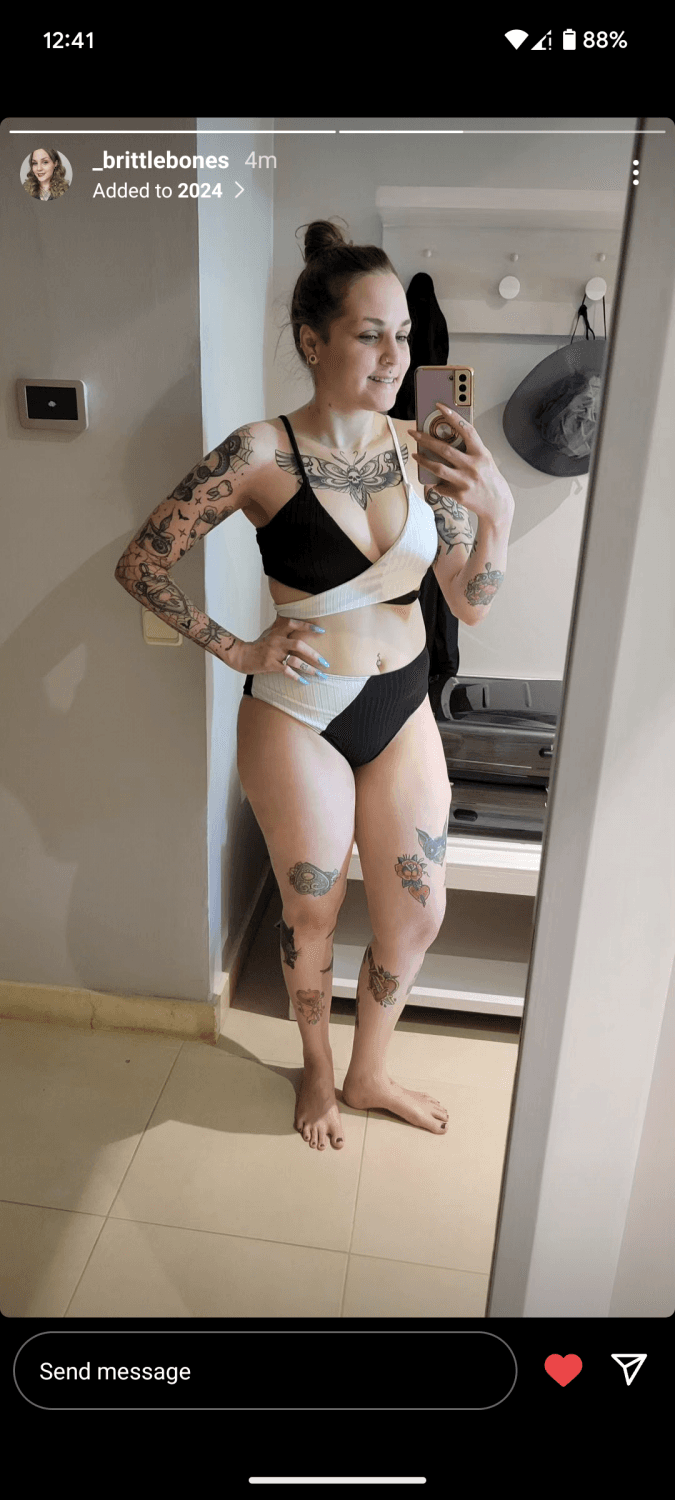 What a cute little bitch. Leaked shots of her ass and her ex husband grabbing her ass.