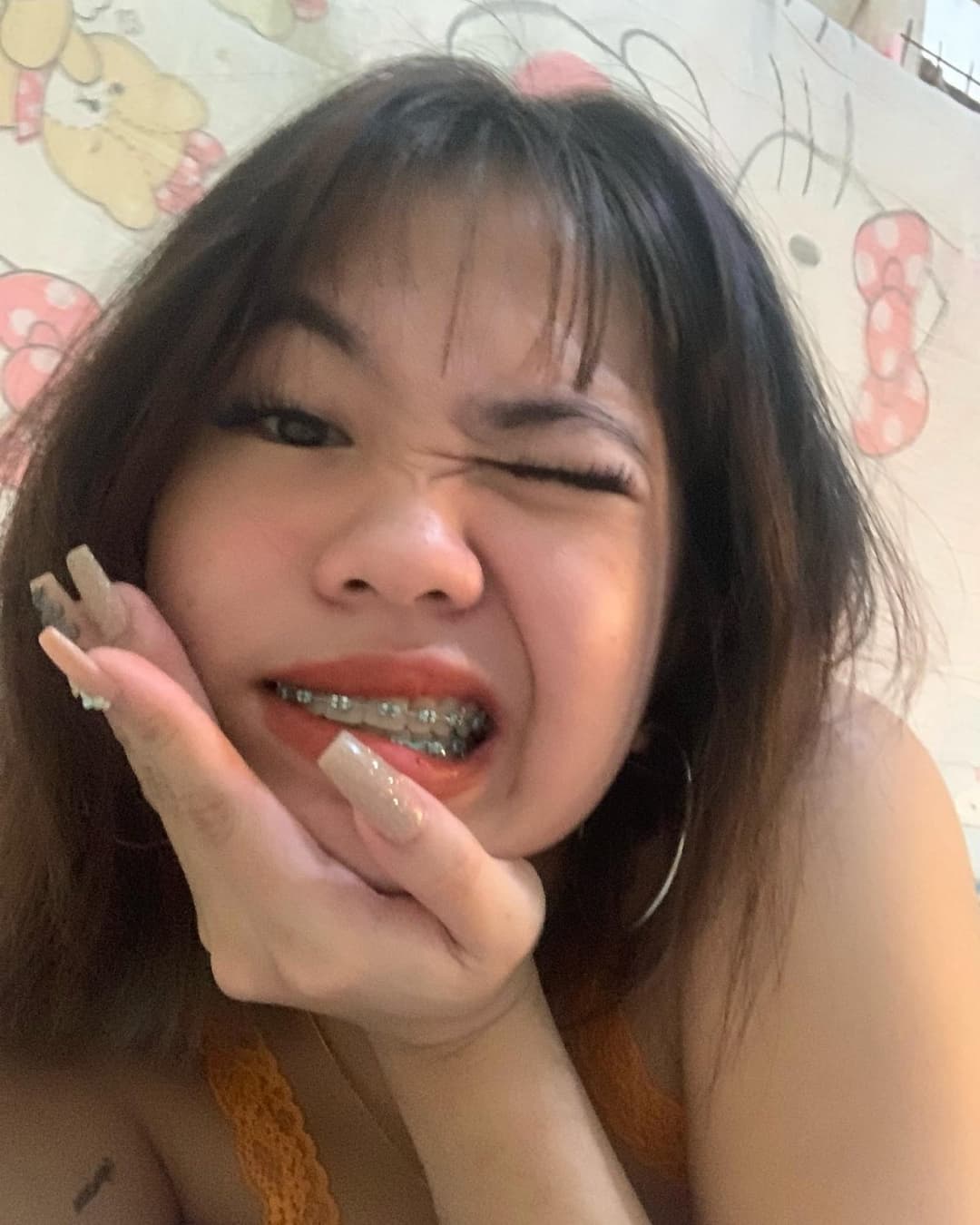 Pinay slut likes to show off her body on social media