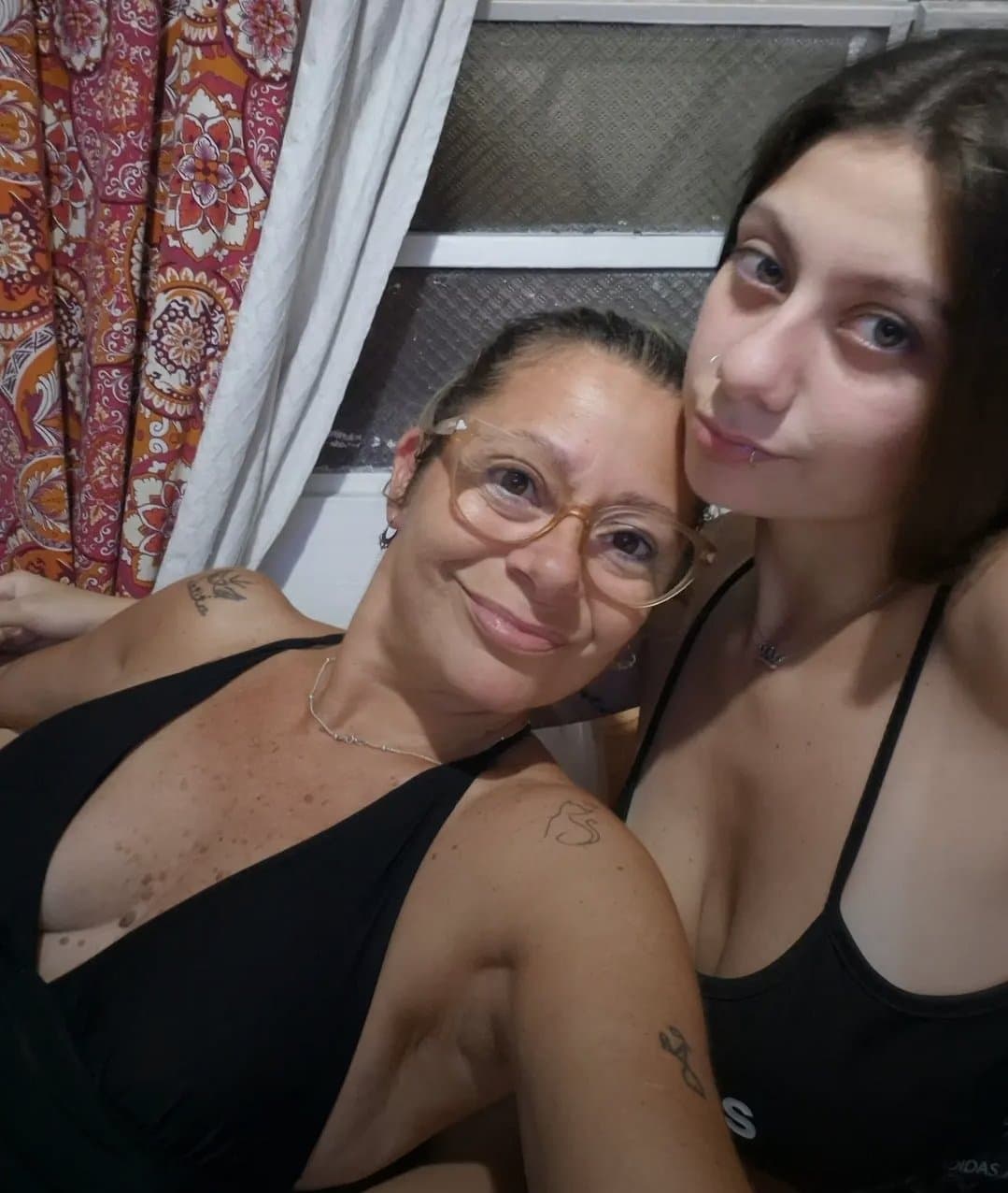 Click to view full size Mamá y nena argentina