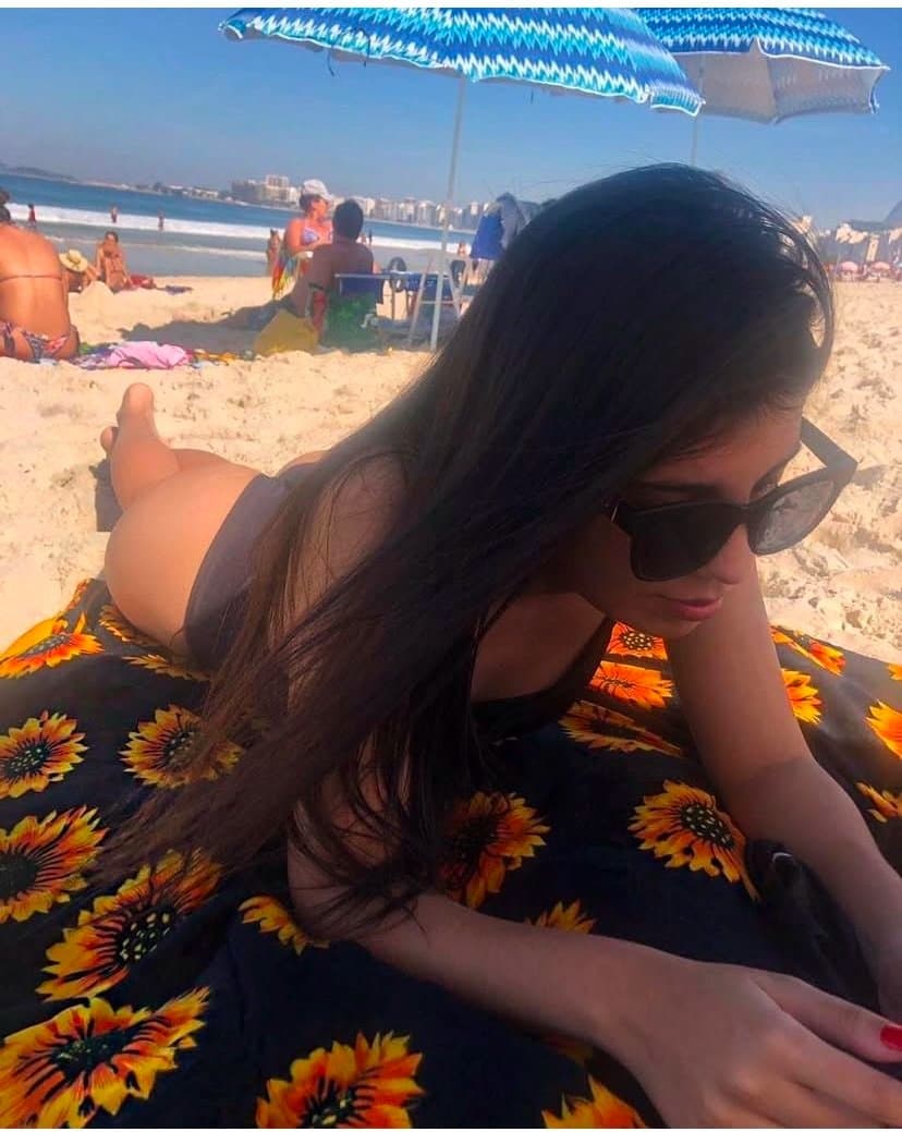 Namorada do amigo manda nudes pro amigo do corno