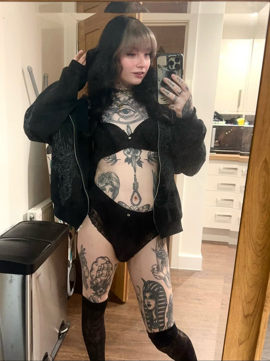 Gorgeous Inked goth tranny girl