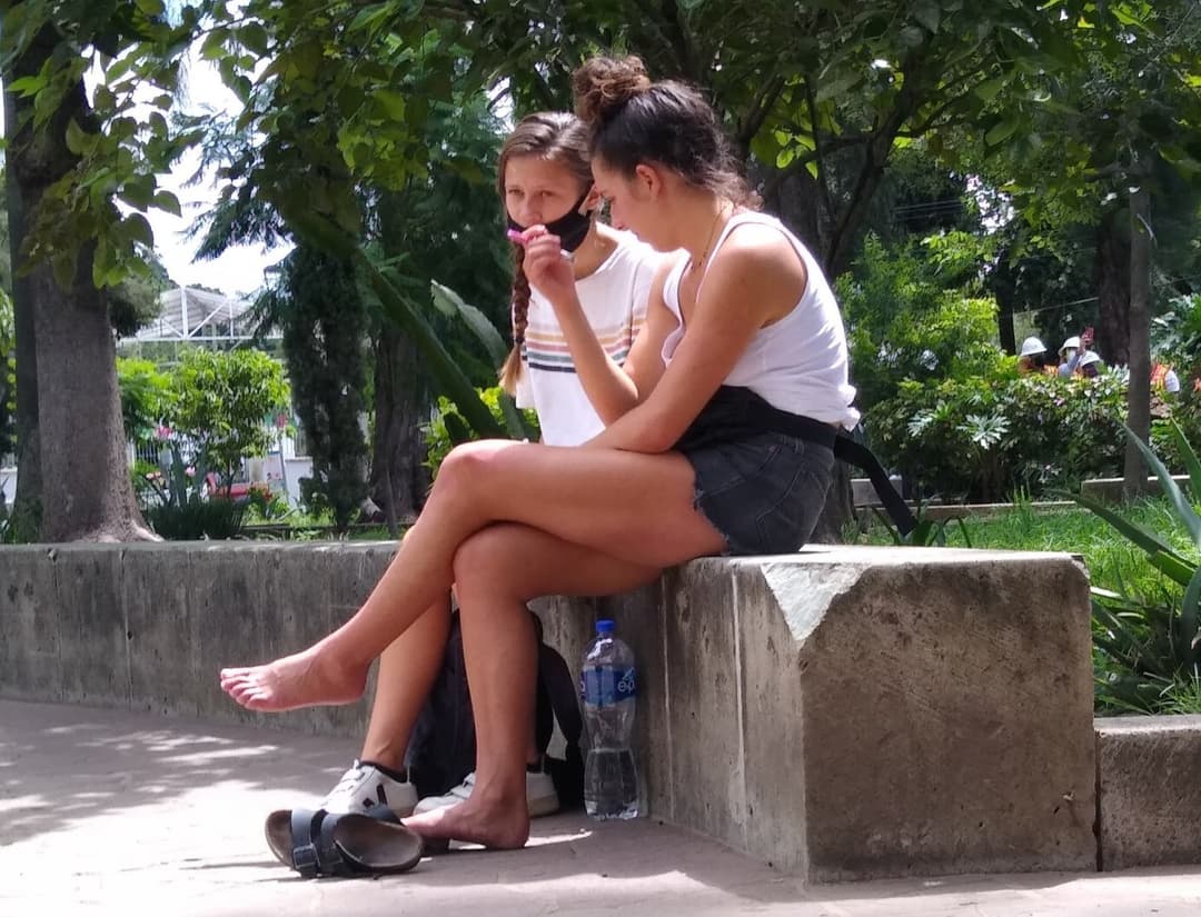 pretty barefoot girl (candid)