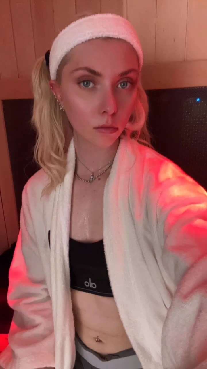 Taylor Momsen Sauna selfies