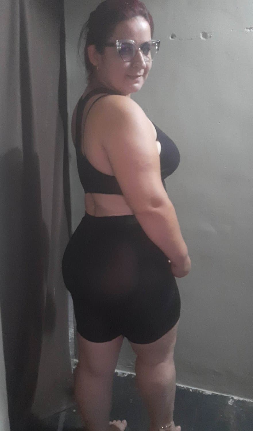 Le tomo fotos sexis a mi madrastra.