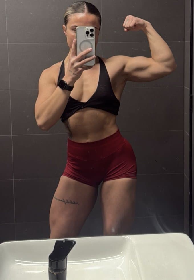 Aussie fitness model loves flaunting her body