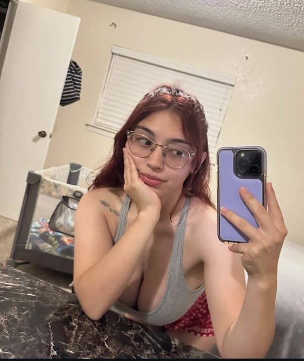 Salpicaría toda mi leche de ver como ya le cuelgan las enormes tetas a mi prima Sara