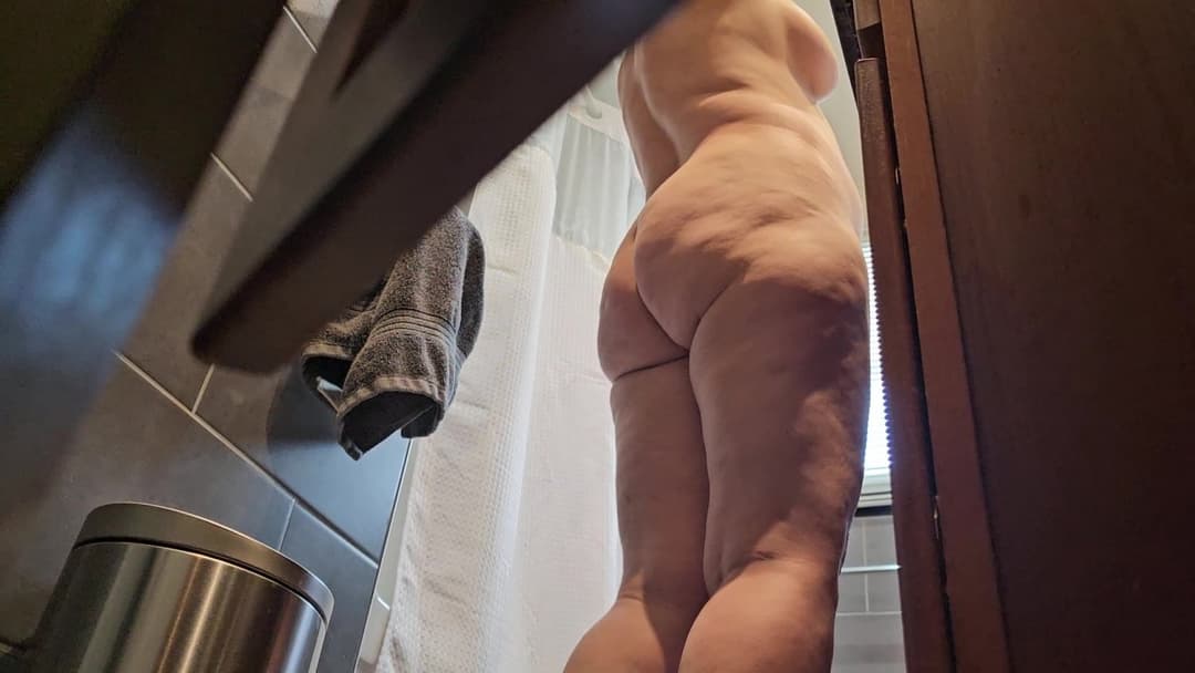 Spying on my step moms fat ass