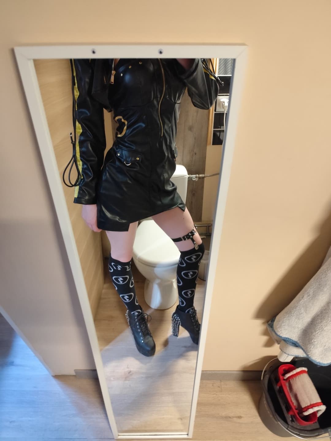Click to view full size French slave from Lyon needs cocks