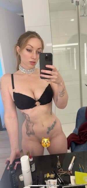 Rapper Amebibabi of the song Papapartygirl nude