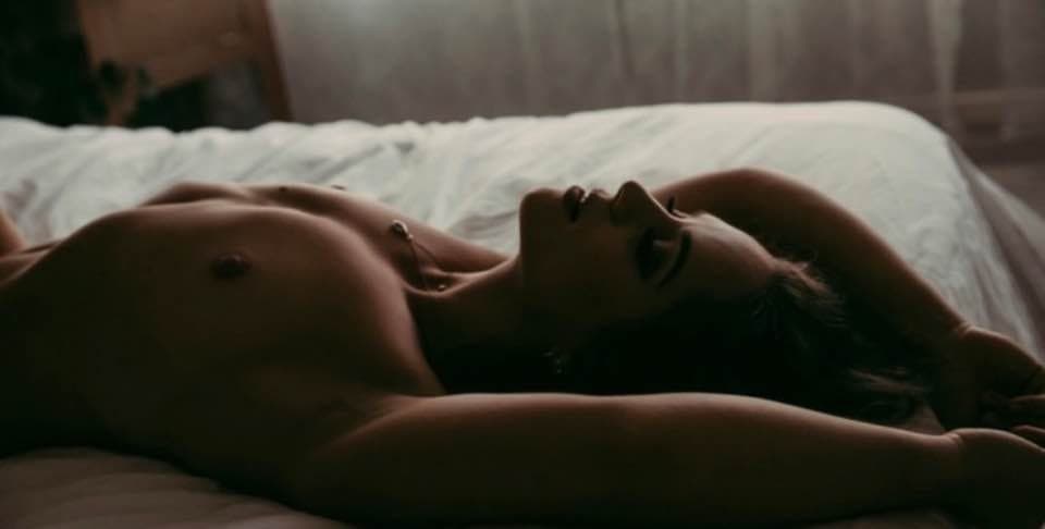 Sexy KIK slut shows off her fit body