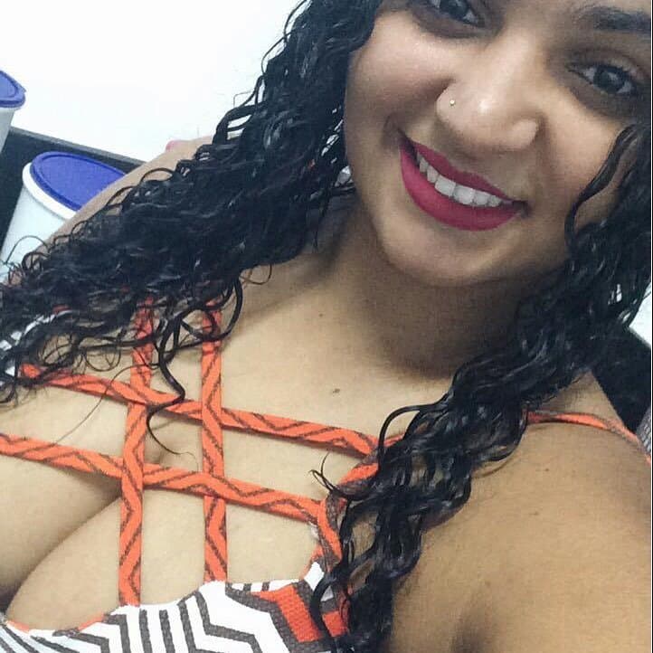 Ariella peituda safada gosta de mostrar para os seus machos