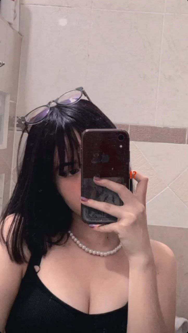 Egirl shows her tits