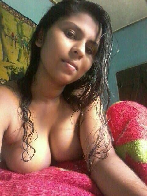 Sri Lankan sexy girl loves to show her sexy body