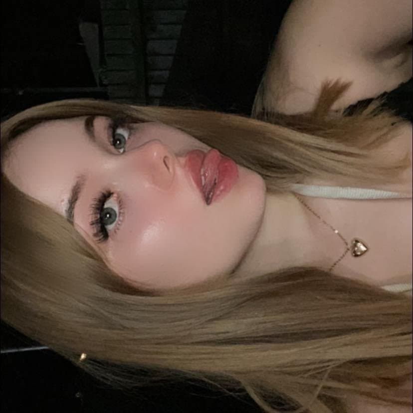 [repost] Lets show Emily from the UK a little more love with a repost, lets appreciate her fine ass