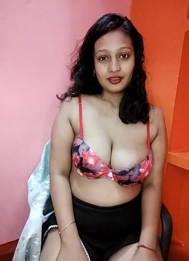 Indian Busty Gal Mahi from Delhi