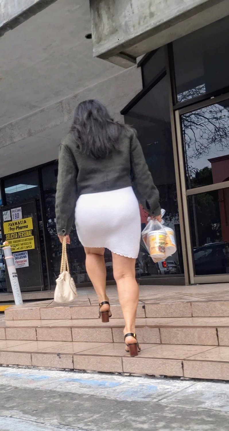 Madura mexicana en vestido blanco, sexy hot milf