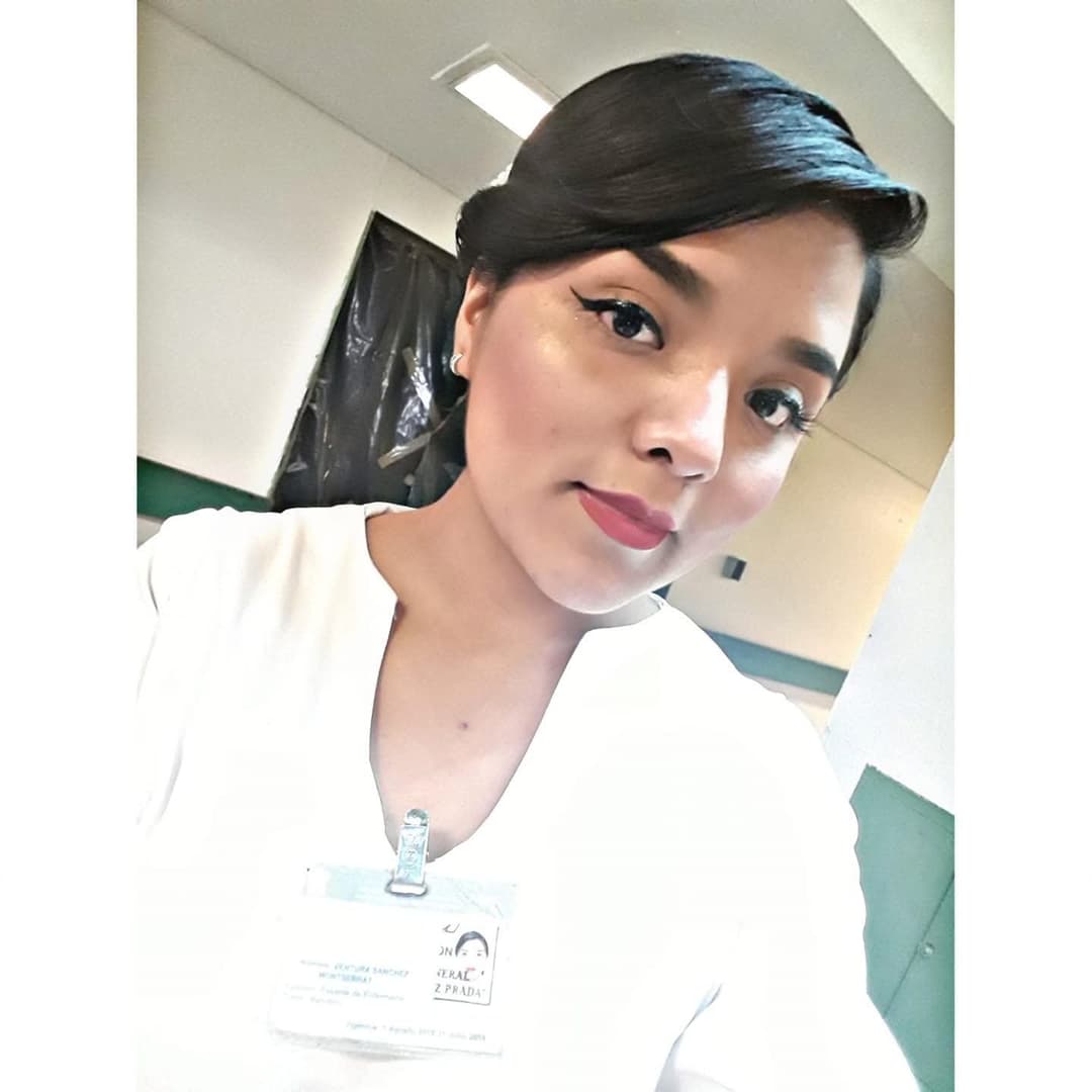 Click to view full size La Enfermera Monserrat Espera Su Dosis De Leche