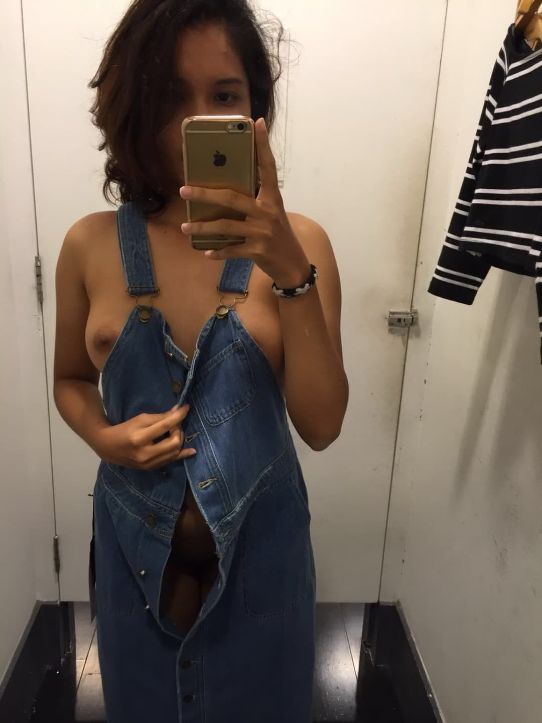 Singapore office lady can’t resist nude selfie in the changing room