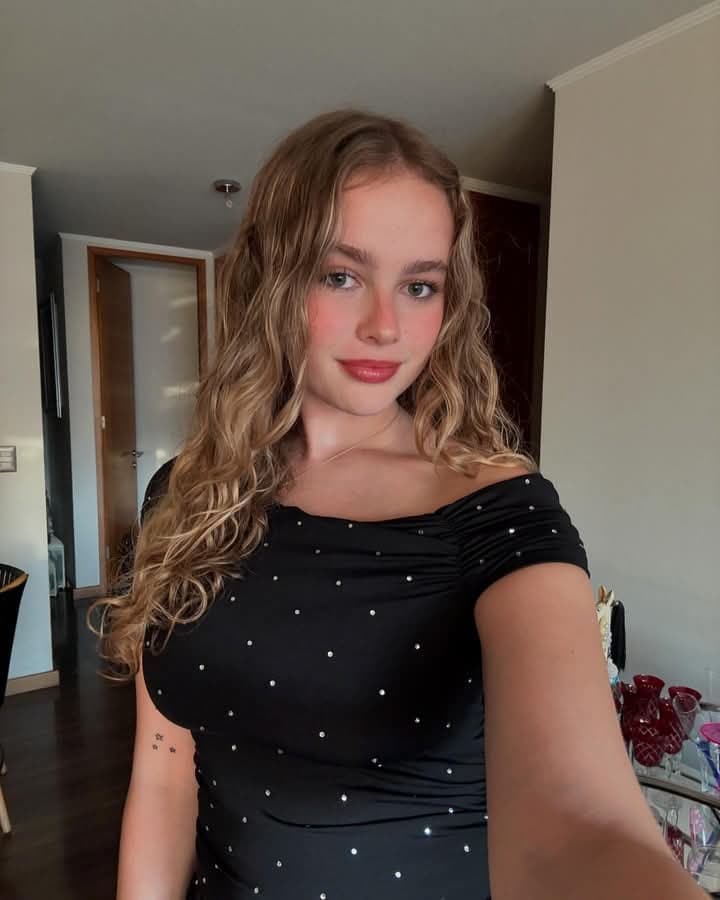 La puta tetona de Giulia, esta recien desbloqueada con 18?lista para recibir una cogida brutal