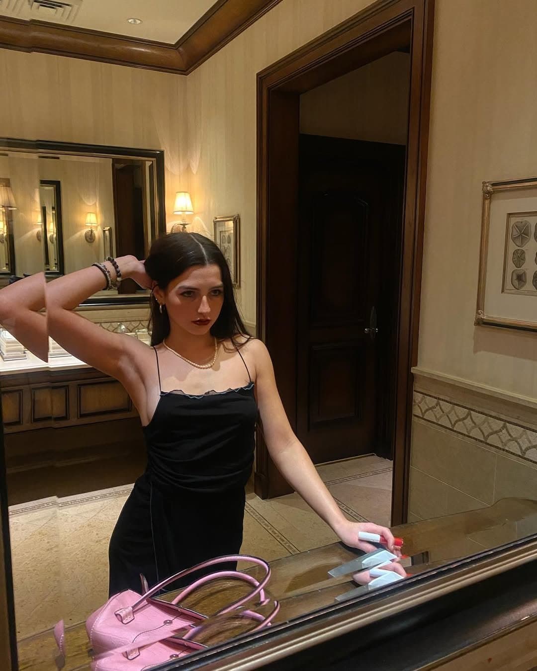 Fitness slut flaunts incredible body