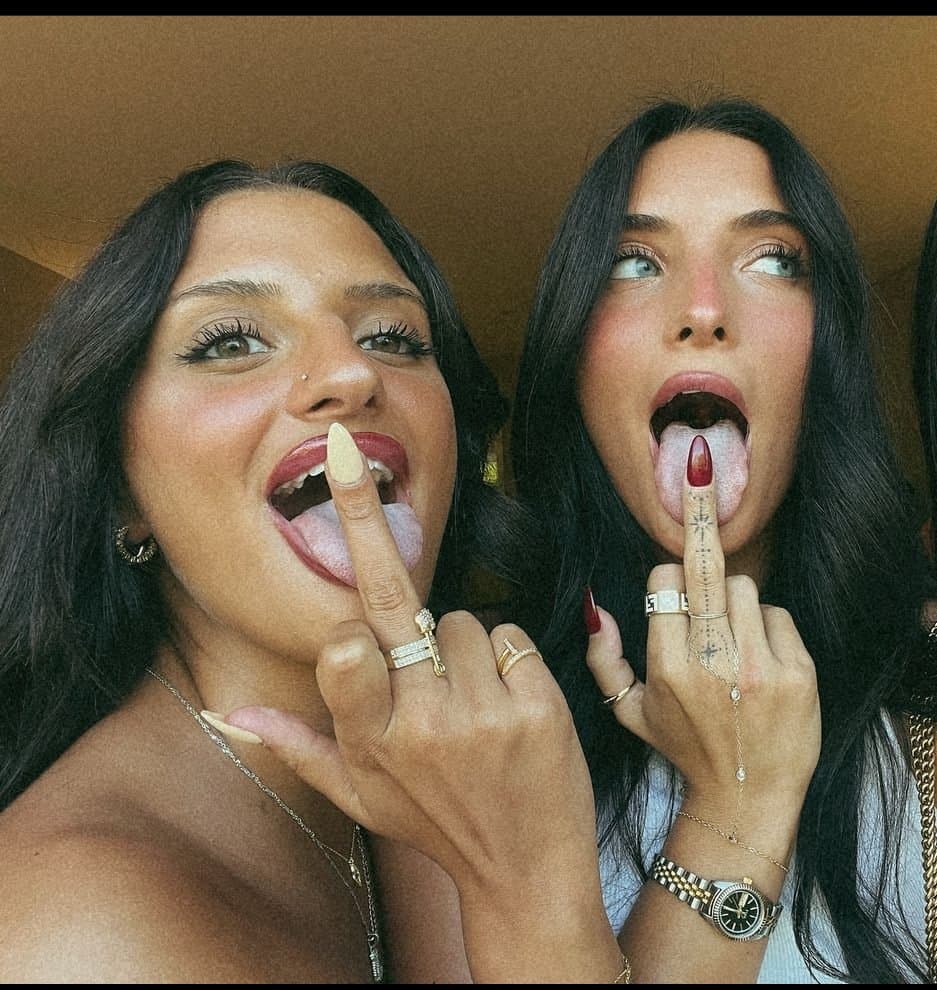 2 SMOKING HOT SISTERS LEAKED TOGETHER