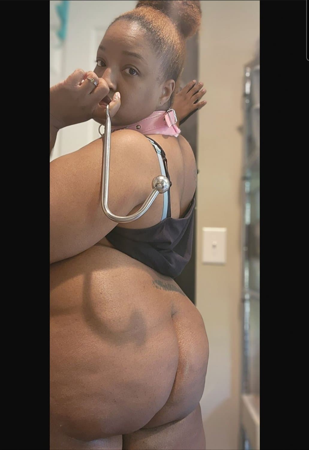 Ebony pink toes ? with ass? spread