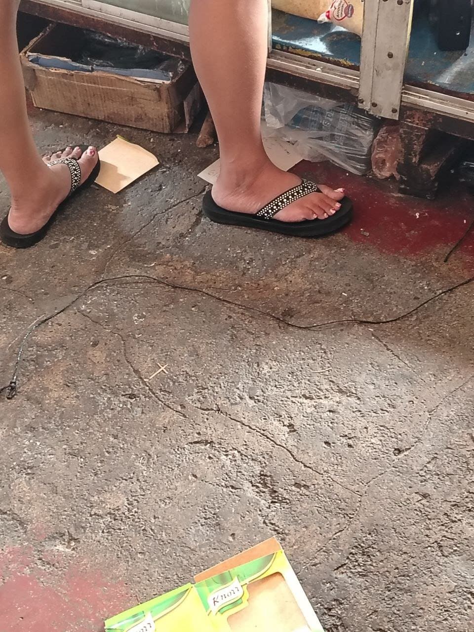 La perra traga leche de mi prima.  Masturbandome en sus pies.