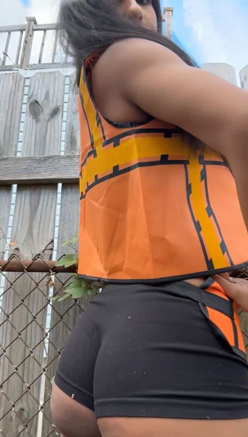 Yall like her Halloween Costume?