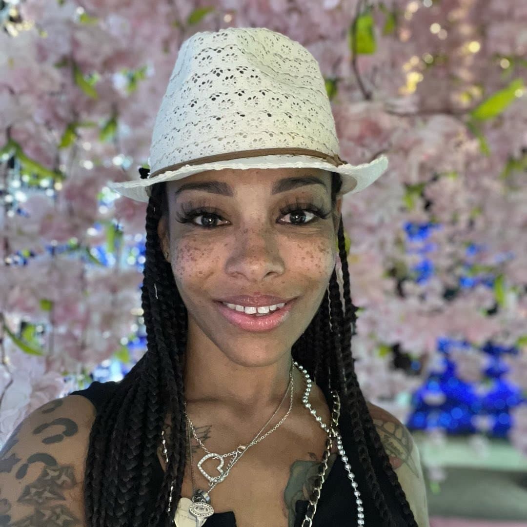 Former freak.. I mean actress now wifed up