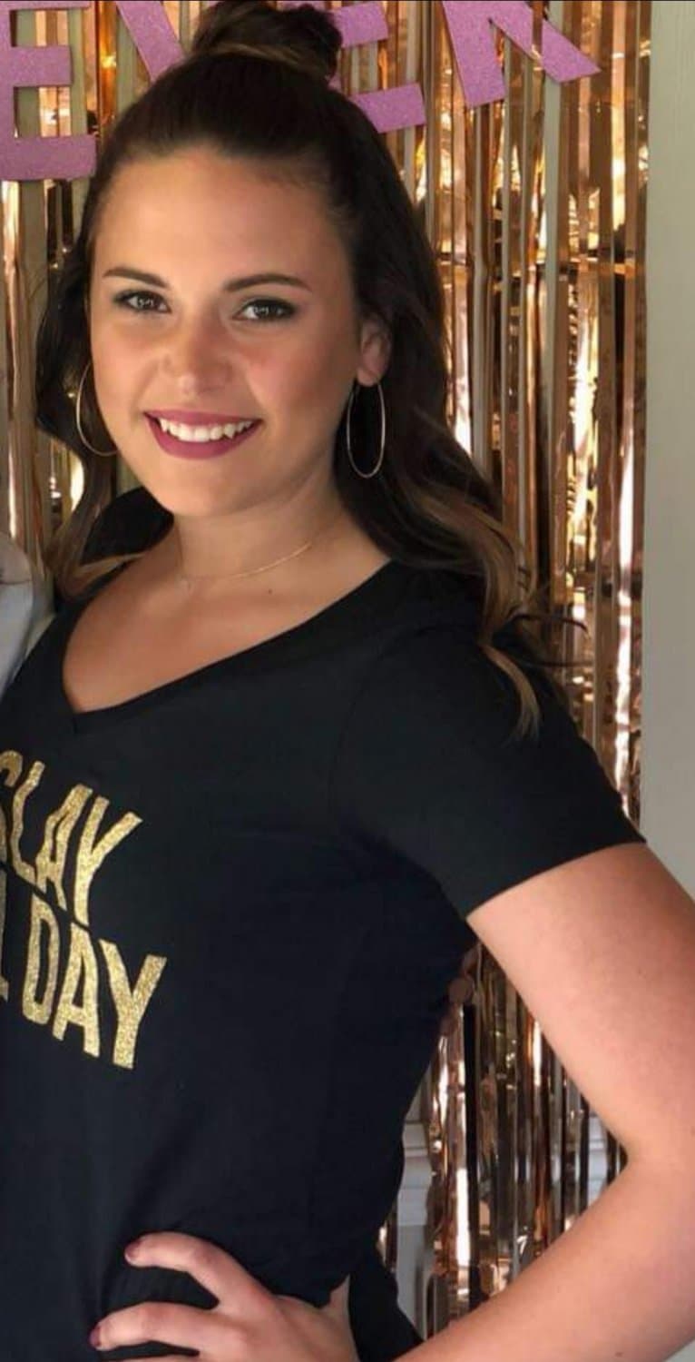 DM me to see more of this hot chick. (Non nude)