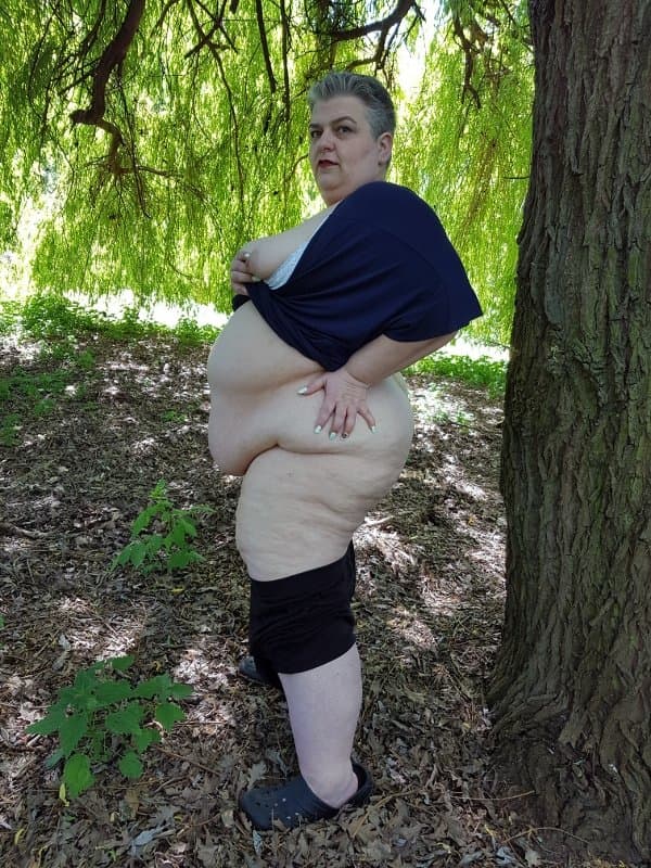 Fatty SSBBW flashes ass and belly in public park