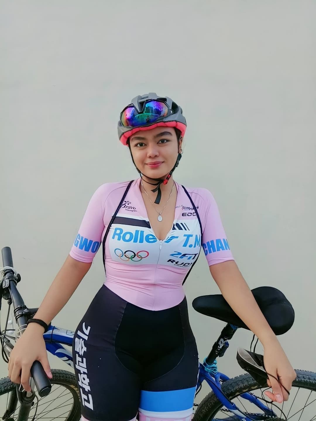 Click to view full size Thick Pinay cyclist Eliza (Aki) shirt hair talaga siya naka wig lang