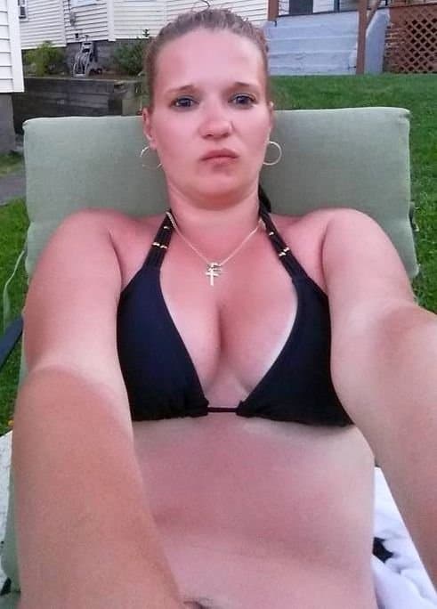 Trailer trash slut Jess nude selfies