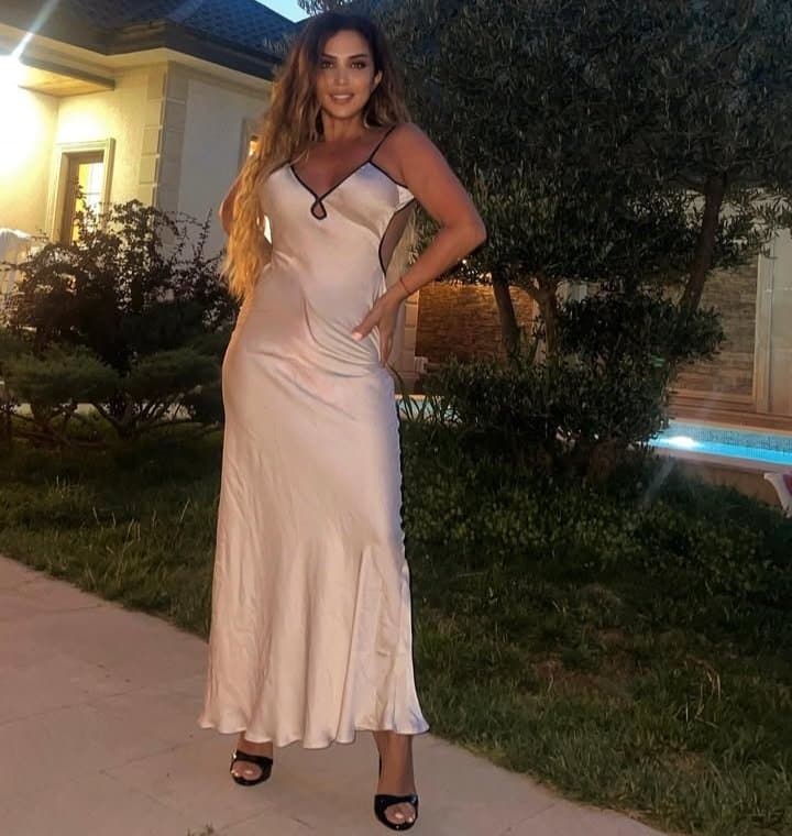 Sexy glamour feet pedicure milf