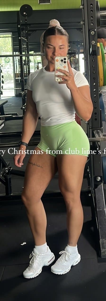 Aussie fitness model loves flaunting her body