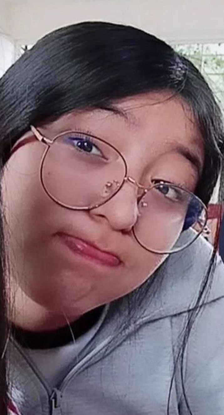 Morrita pendeja colegiala que le gusta ser exhibida y es adicta a tragar semen