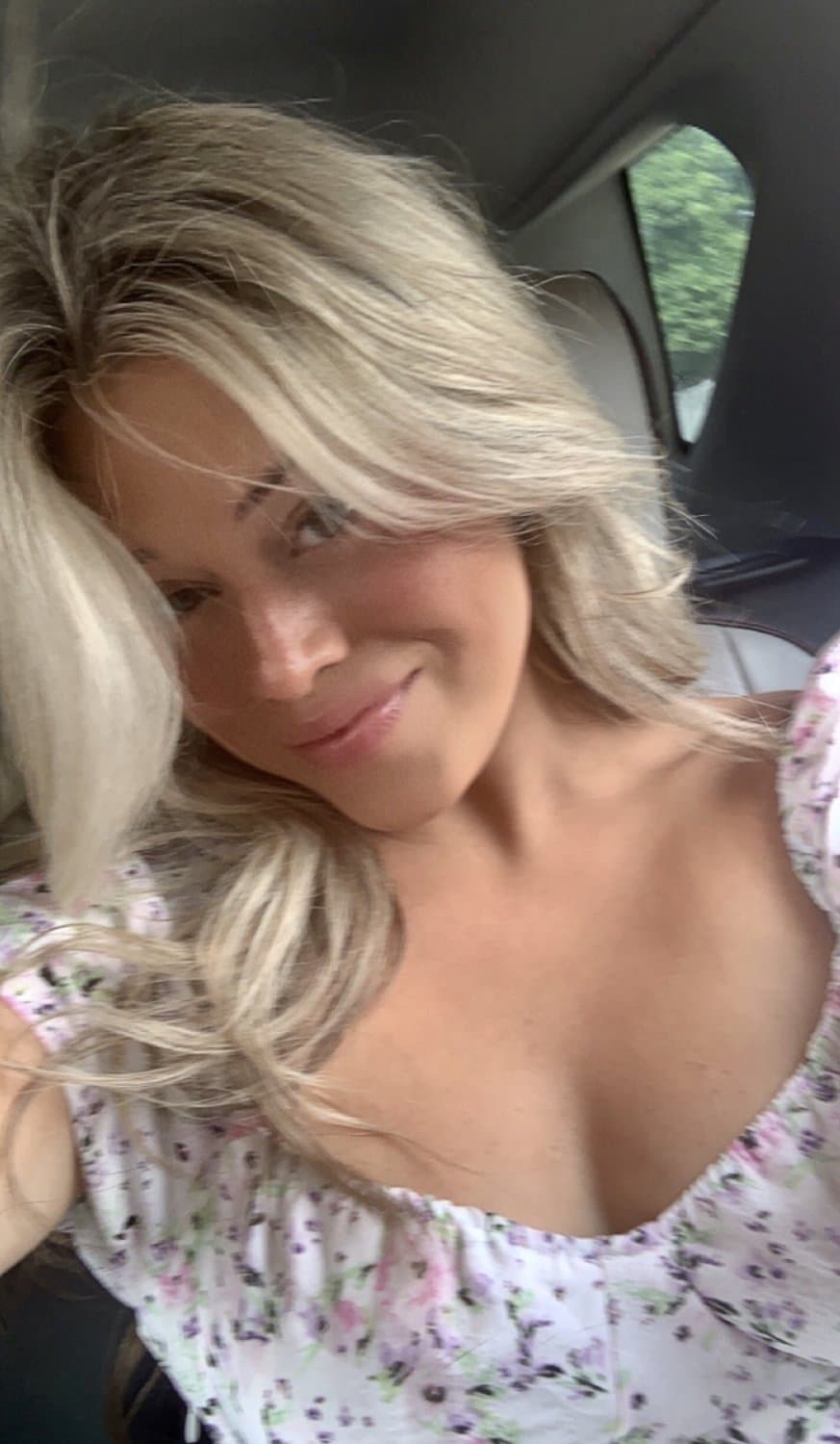 Drunk snowbunny whore needs another pearl necklace & one on her feet. Jizz necklaces