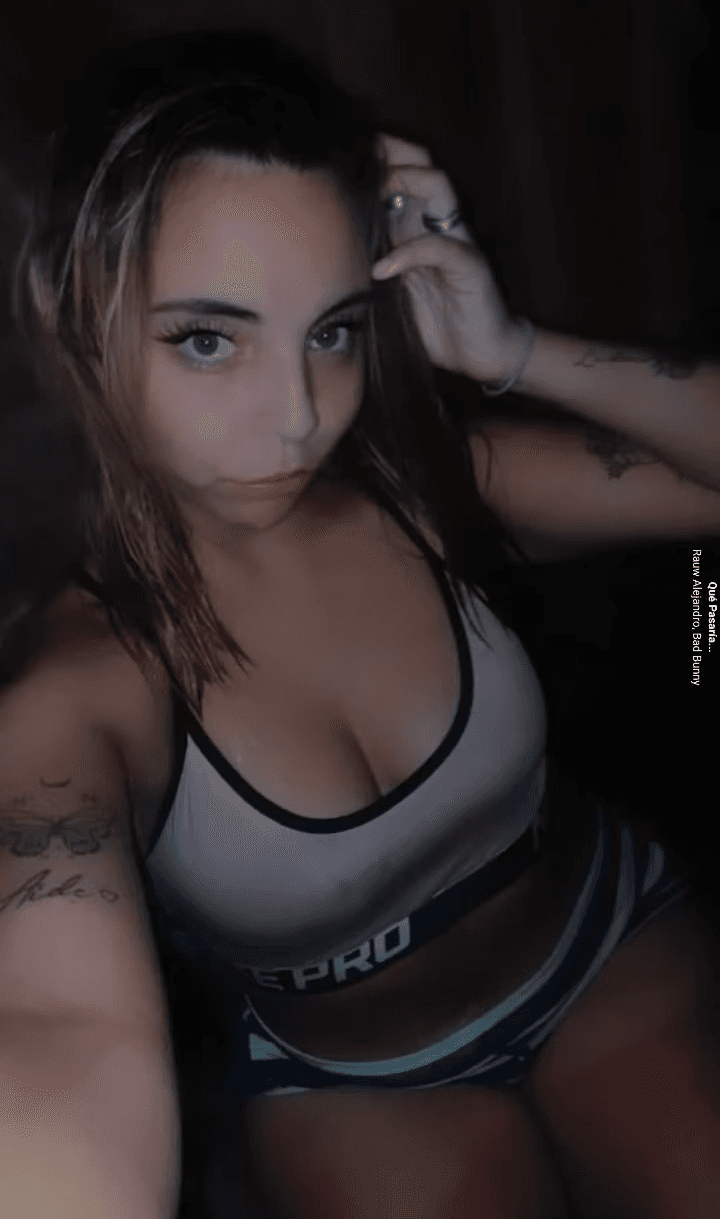 Click to view full size Celeflor23_ zorrita de 19 chupando y sacándole la leche a un desconocido mientras se ríe.