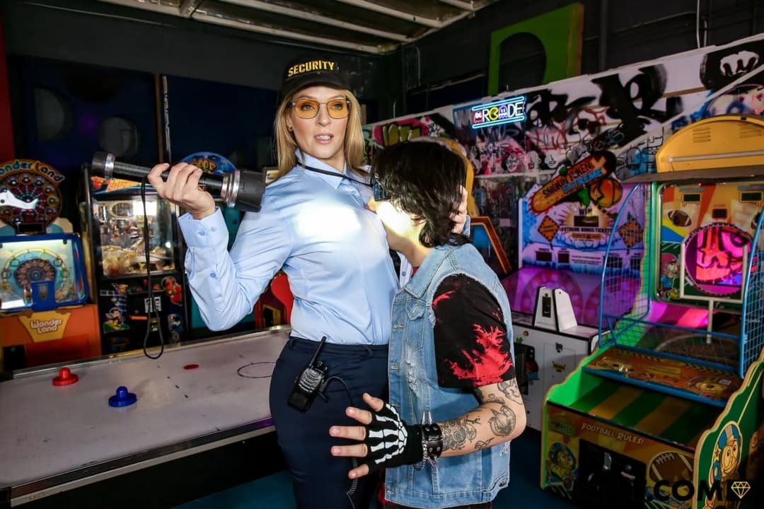 Now imagine if Uma Thurman was your own personal security guard/ fuck slave